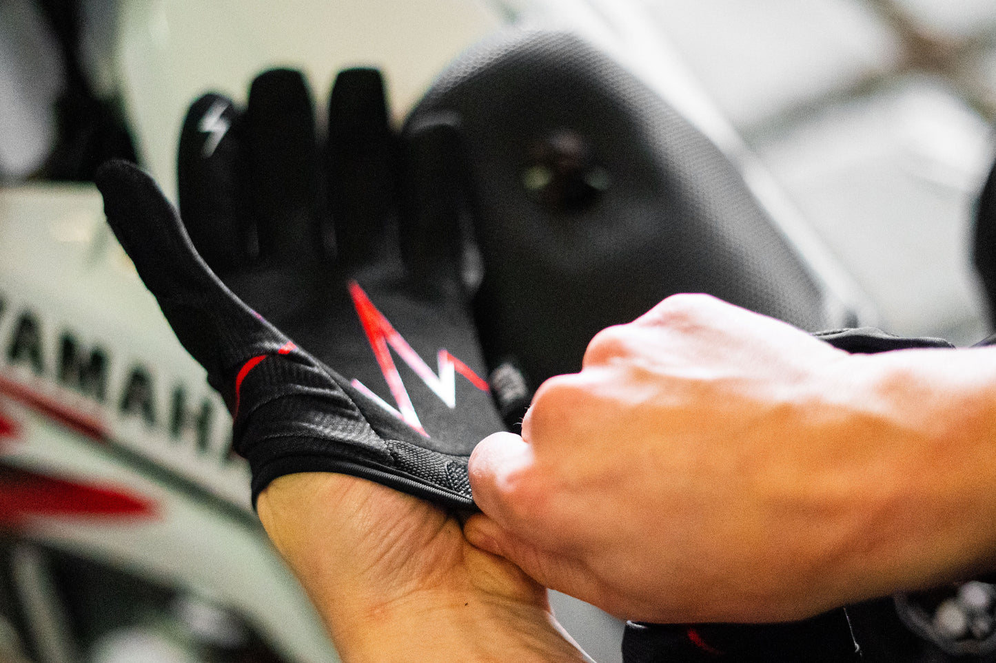 Red Line Adult Glove